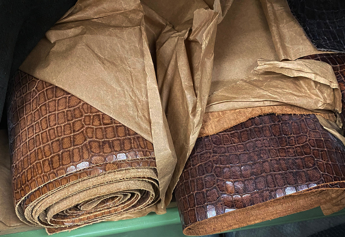 תיק עור קרוקו סגול חציל גדול ומכיל ללפטופ וקלסרים לעסקים