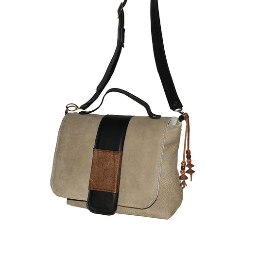 תיק עור אפריקה בגוון אבן טבעי מחוייט עם  פס אמצעי של עור שחור ואבזם רטרו חום ראסטי רחב בחזית