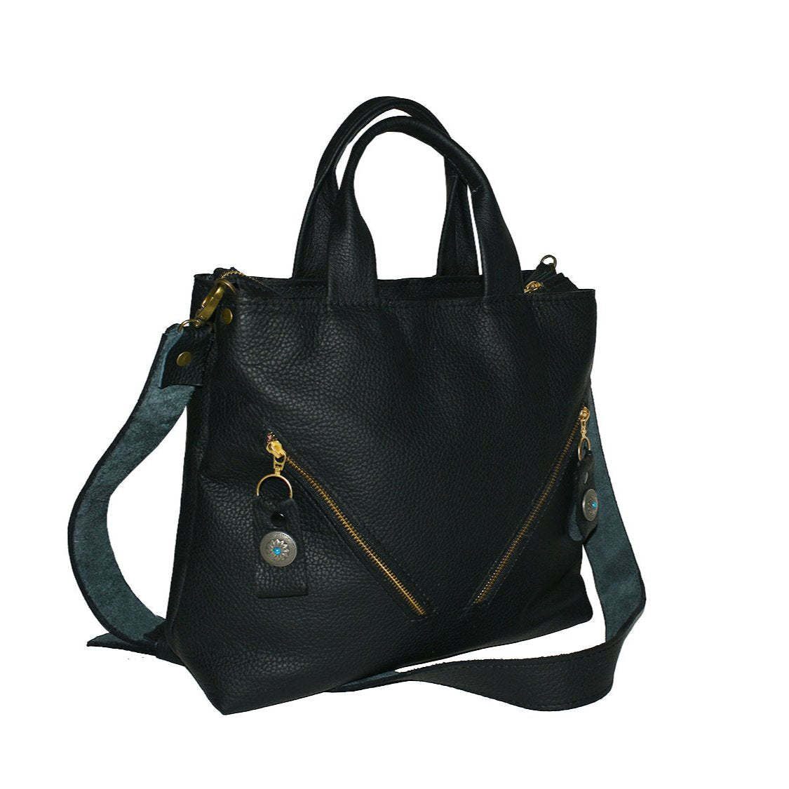 תיק יד מעור שחור עם טקסטורה עם שני רוכסנים אלכסוניים וראשי רוכסן עם סיכה מעוצבת