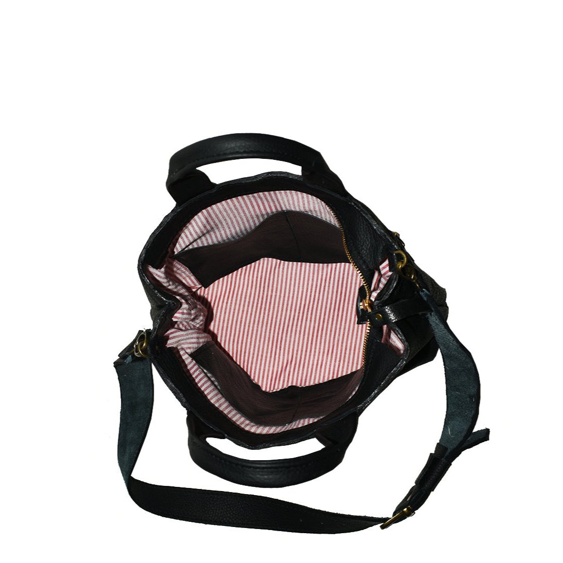 תיק יד מעור שחור עם טקסטורה עם שני רוכסנים אלכסוניים וראשי רוכסן עם סיכה מעוצבת