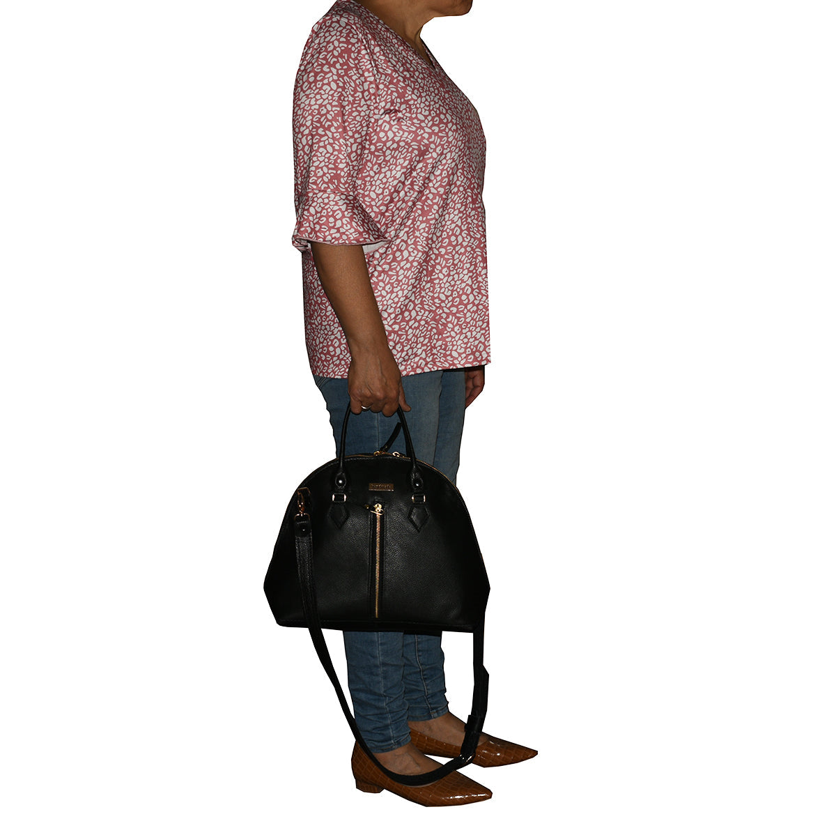 תיק יד מעור שחור עם טקסטורה עדינה מסוגנן ומחוייט במראה חצי עגול