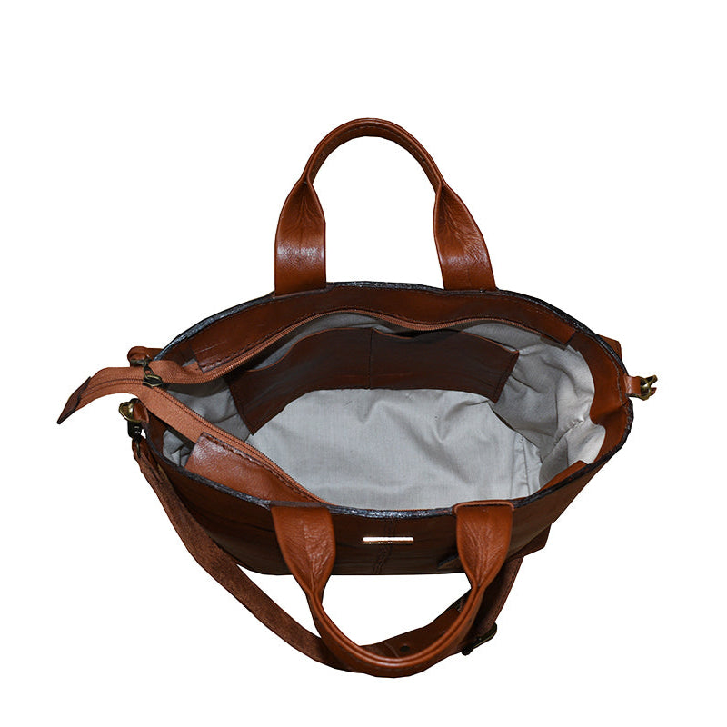 תיק יד מעור בגוון חום בריק חמרה מחוייט ומסוגנן