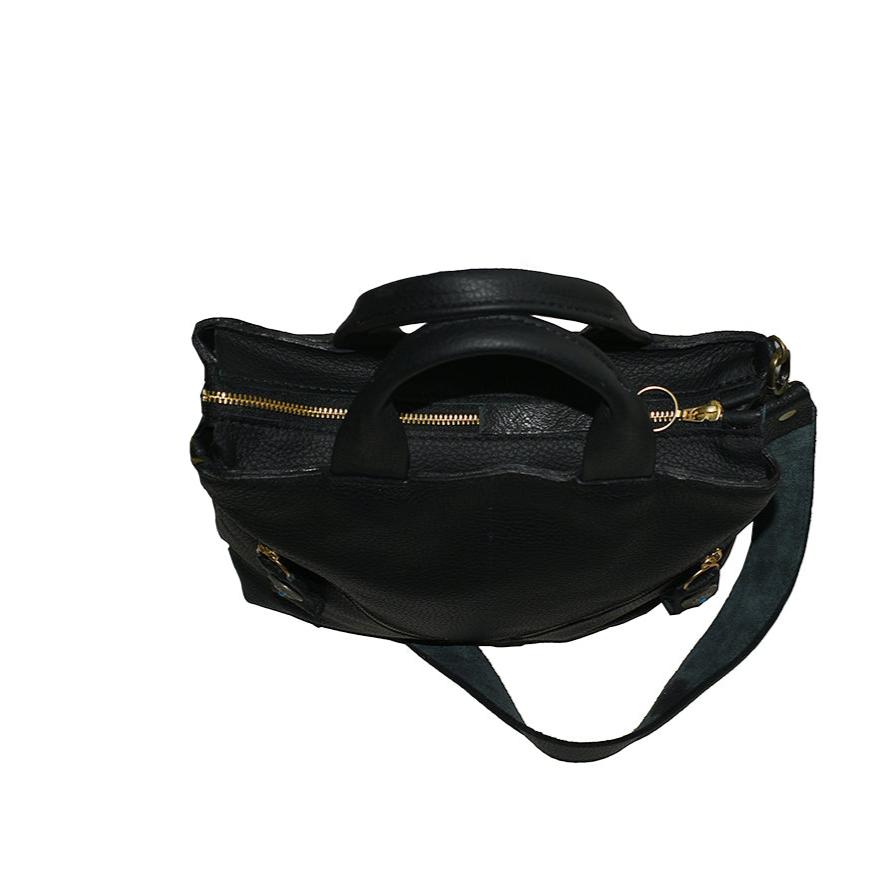 תיק יד מעור שחור עם טקסטורה עם שני רוכסנים אלכסוניים וראשי רוכסן עם סיכה מעוצבת