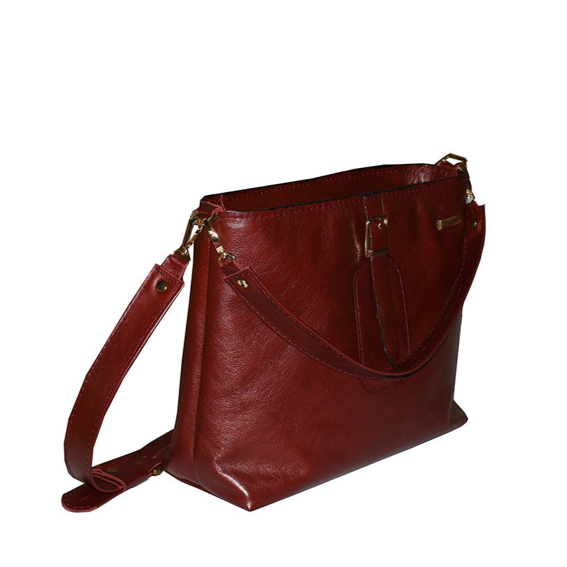 תיק נשיאה מעור בצבע בורדו עמוק עם שתי רצועות תליה