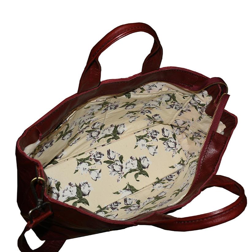 תיק עור בורדו גדול מחויט עם משבצות בחזית הוא תיק בעל מראה אלגנטי