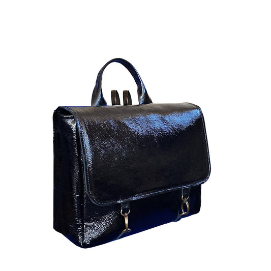 תיק גב מעור לק שחור מהודר ואלגנט עם סגירת קליפסים בצבע עתיק