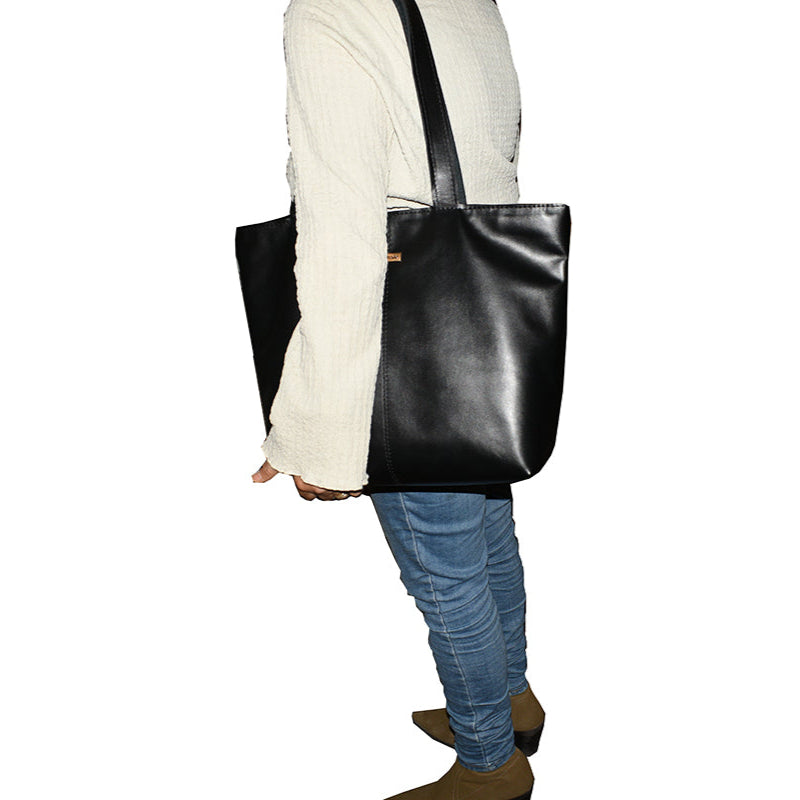 תיק נשיאה שחור גדול ומכיל (TOTE BAG) במראה מט עם רצועות עור רחבות לתליה על הכתף