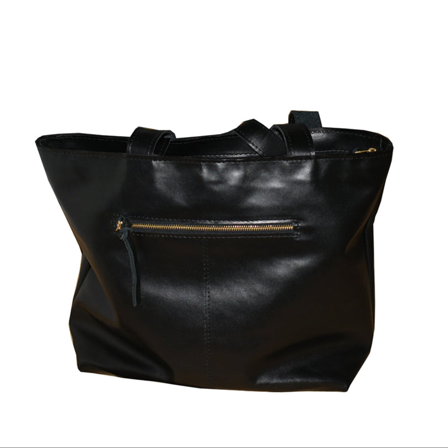 תיק נשיאה שחור גדול ומכיל (TOTE BAG) במראה מט עם רצועות עור רחבות לתליה על הכתף