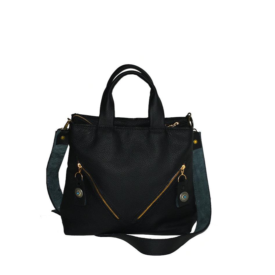 תיק יד מעור שחור עם טקסטורה עם שני רוכסנים אלכסוניים וראשי רוכסן עם סיכה מעוצבת