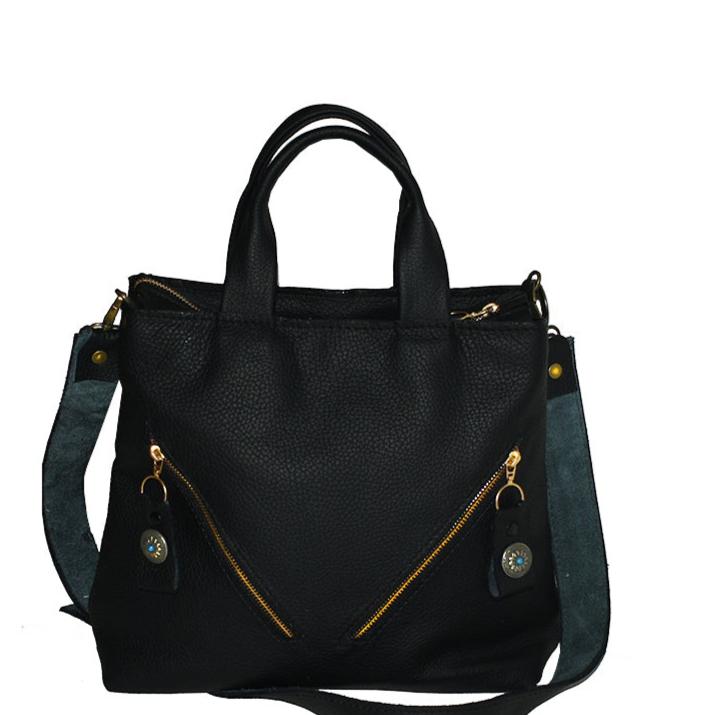 תיק יד מעור שחור עם טקסטורה עם שני רוכסנים אלכסוניים וראשי רוכסן עם סיכה מעוצבת