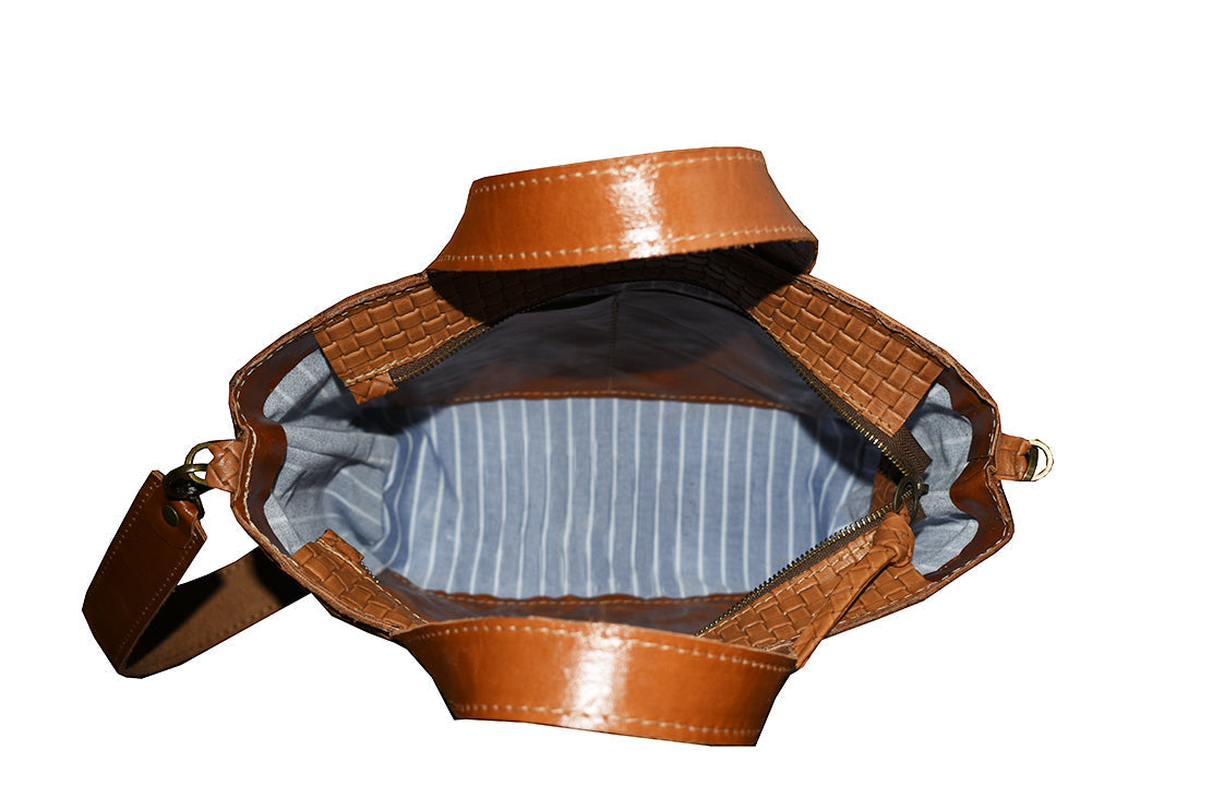 תיק נשיאה קומפקטי רוחבי עם ידיות חום קלוע מסוגנן בשילוב עור חום אגוז