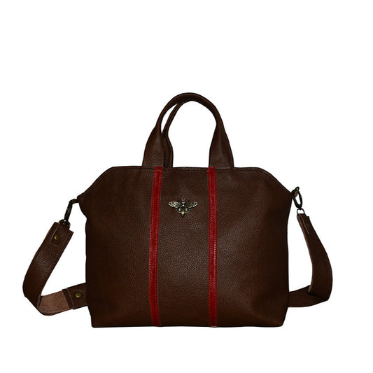 תיק יד מעור חום שוקולד בשילוב שני פסים אדומים עם סיכת פרפר איכותית במראה רטרו