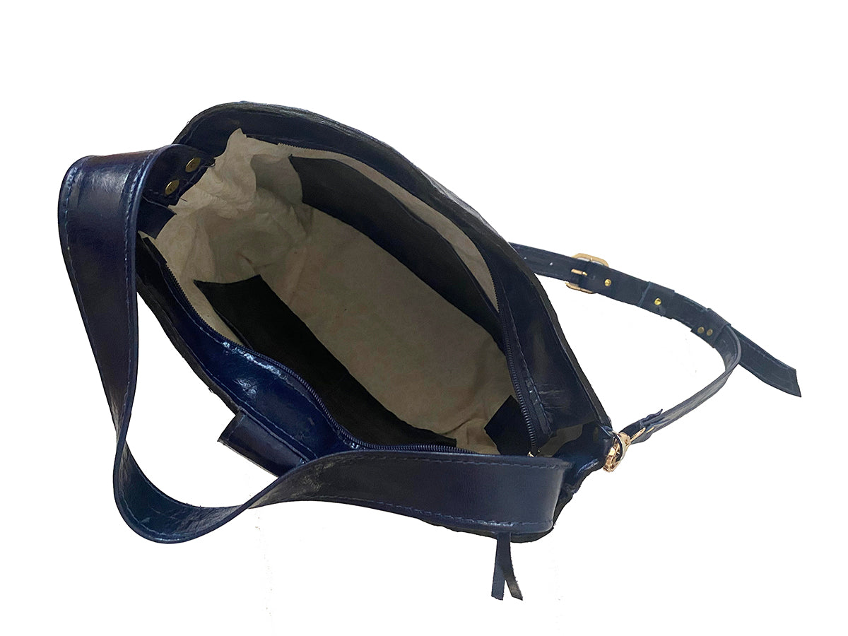 תיק עור כחול נייבי עם רצועה רחבה