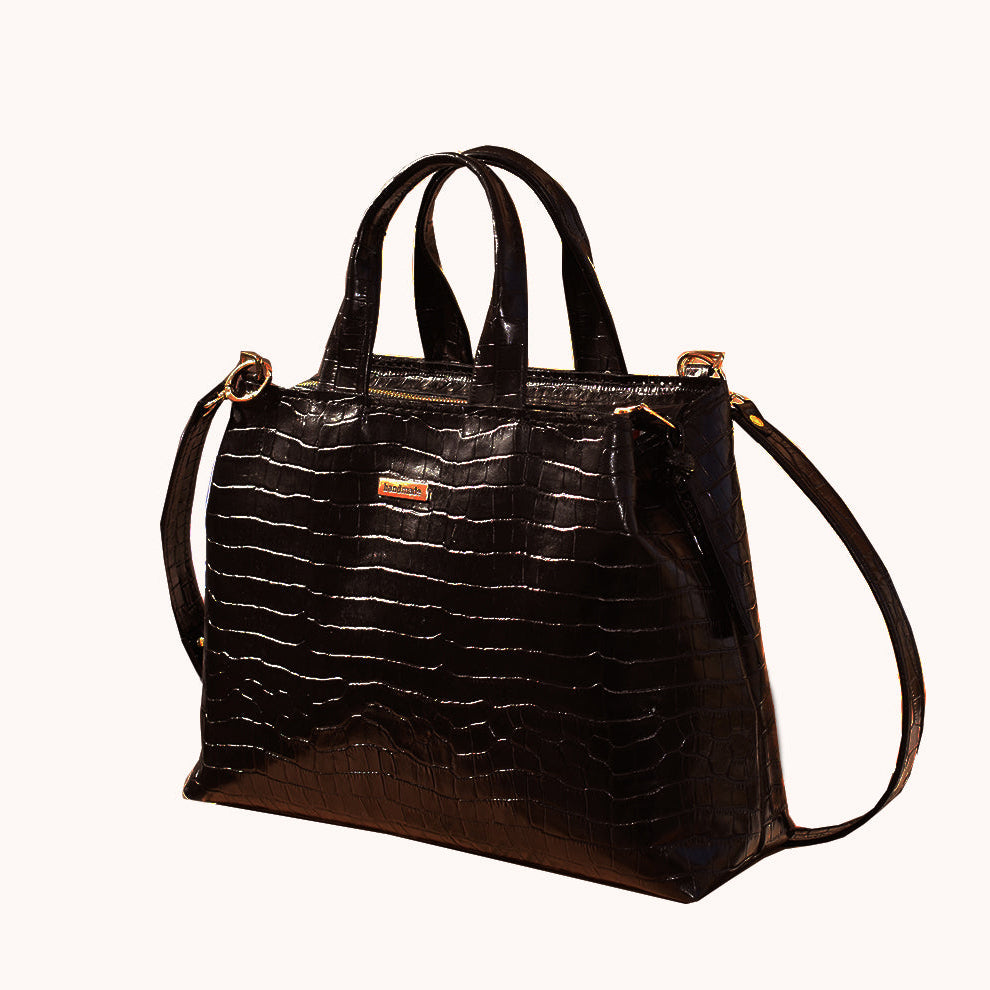 תיק עור שחור קרוקו במראה יוקרתי עם ברק עדין