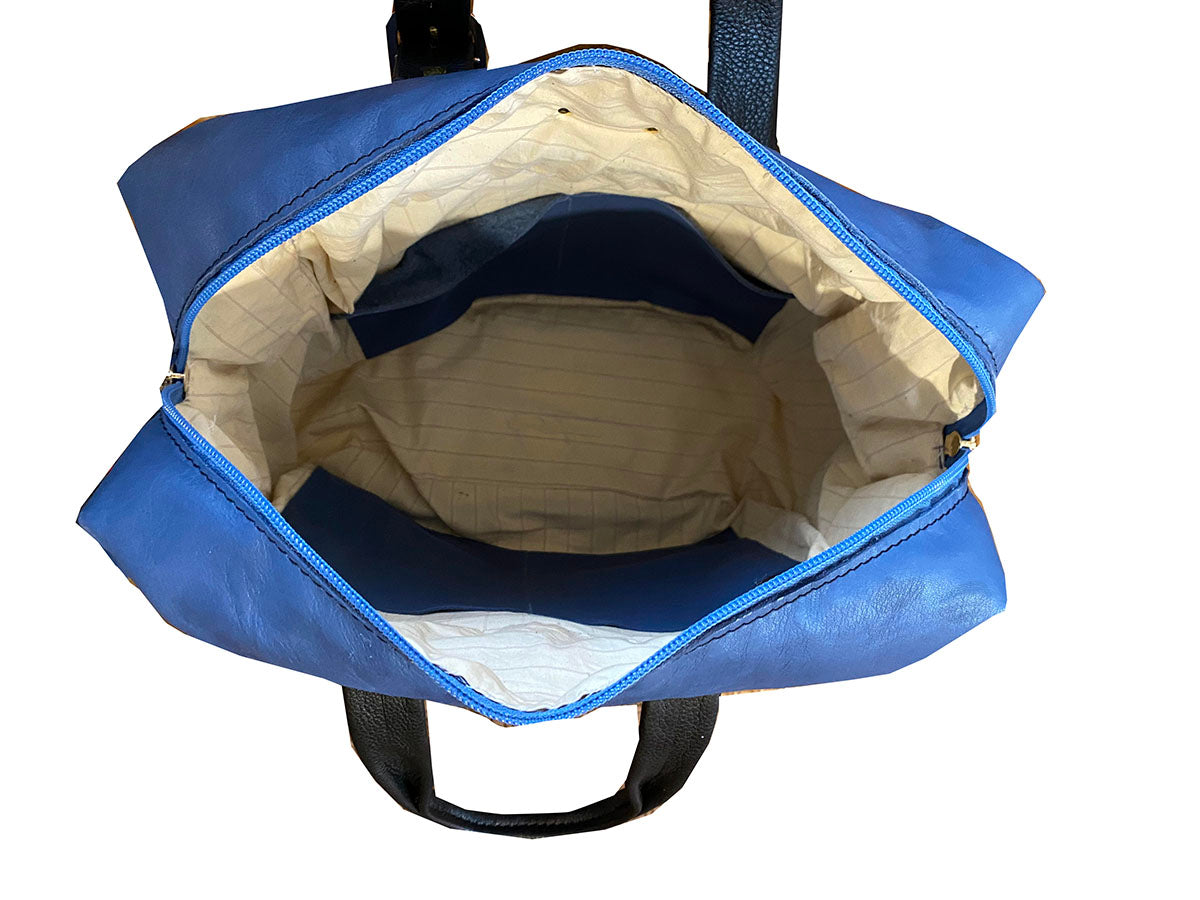 תיק עור כחול שמיים בשילוב ידיות שחור