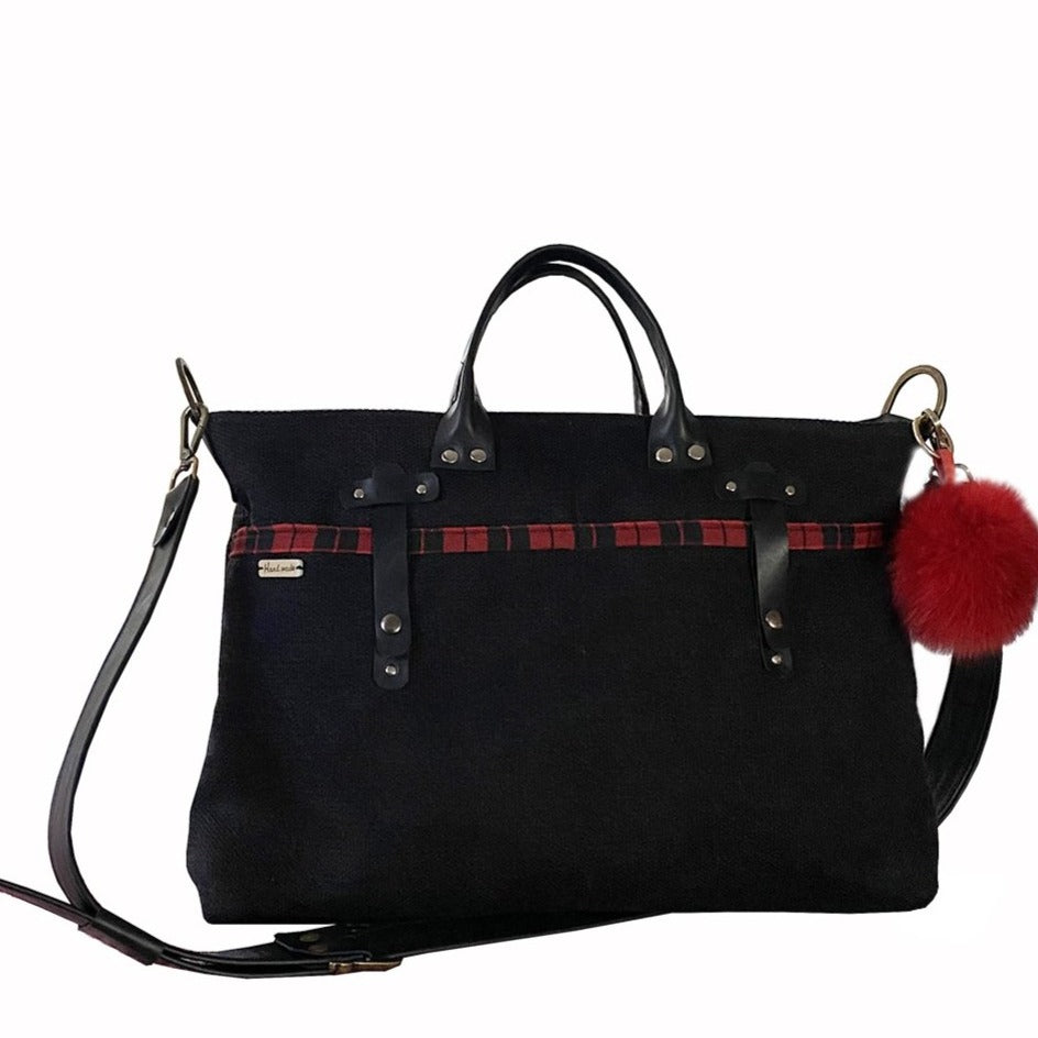 דגם סקוטי שחור עם בד אדום משובץ