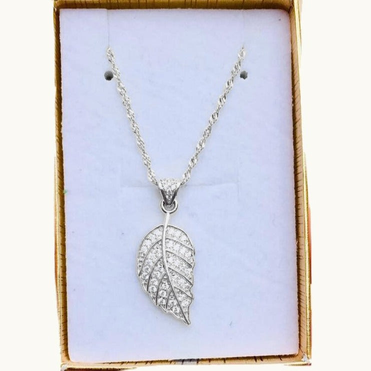 תליון עלה זהב 14 קראט בשיבוץ יהלומים