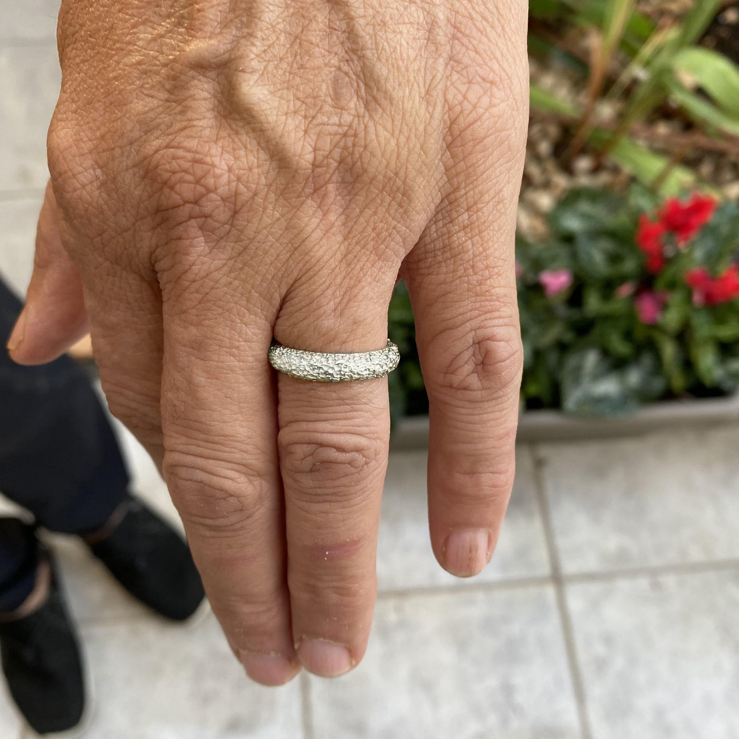 טבעת זהב לבן 14 קראט בטקסטורת נטיפים