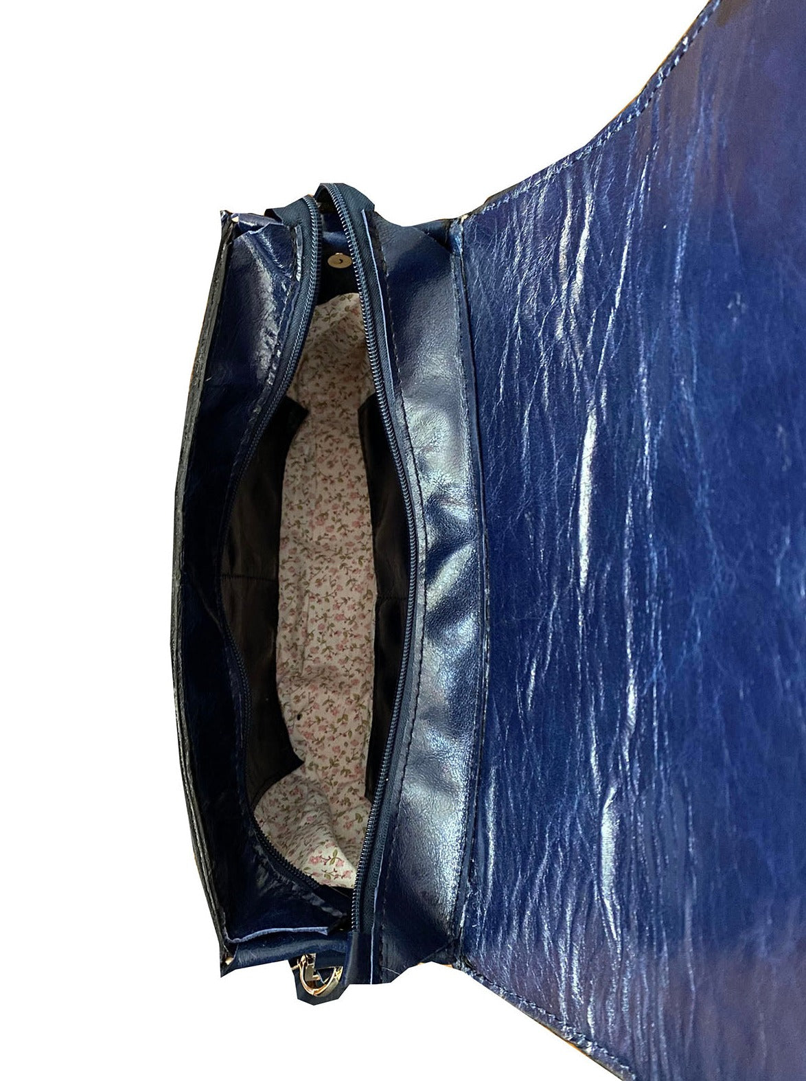 תיק עור כחול נייבי עם ברק עדין וסגירת אבזם זהב אלגנט