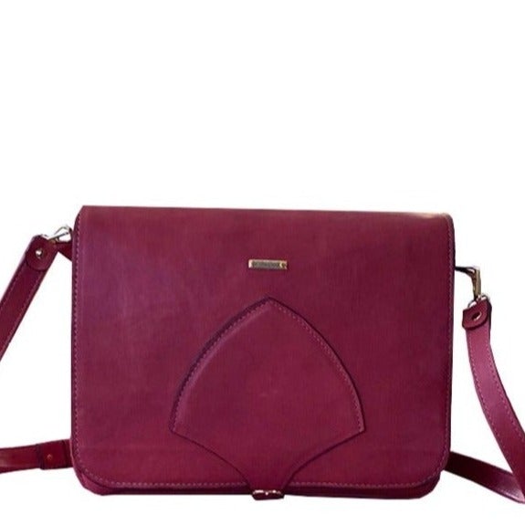 תיק עור שחור בגודל בינוני עם פתיחת מגנט בבסיס