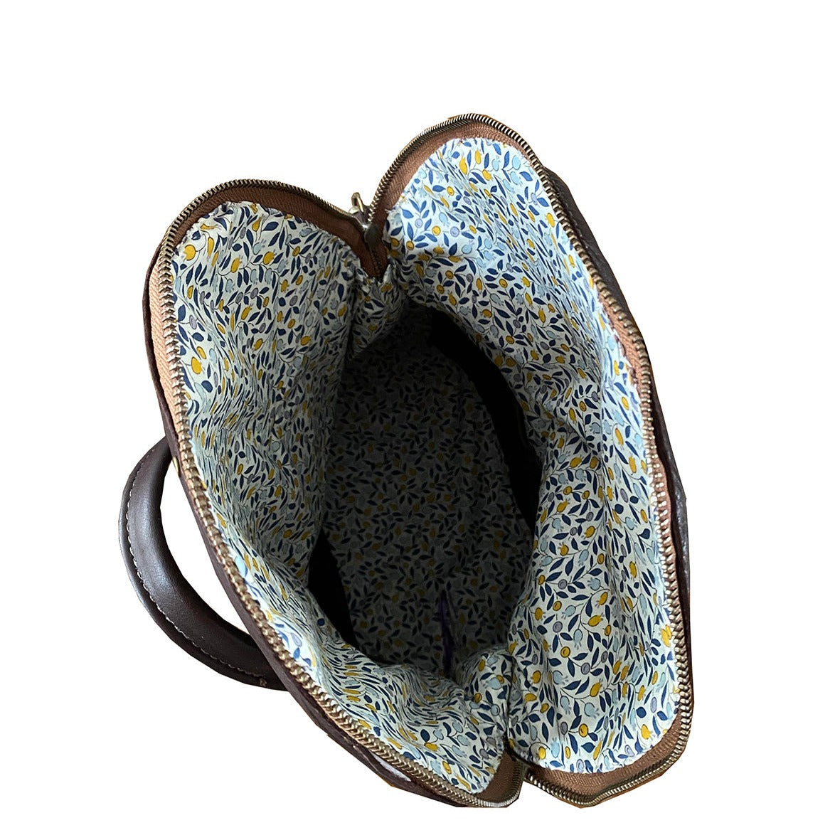 תיק עור חום כהה עם פתיחת רוכסן חצי עיגול