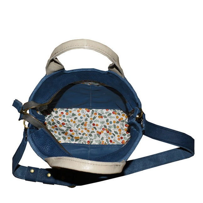 תיק גב לנשים מעור כחול אפריקה בשילוב פס בז' אמצעי