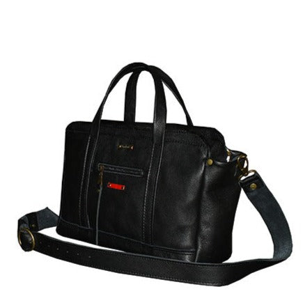 תיק עור שחור ללפטופ וניירת מחוייט