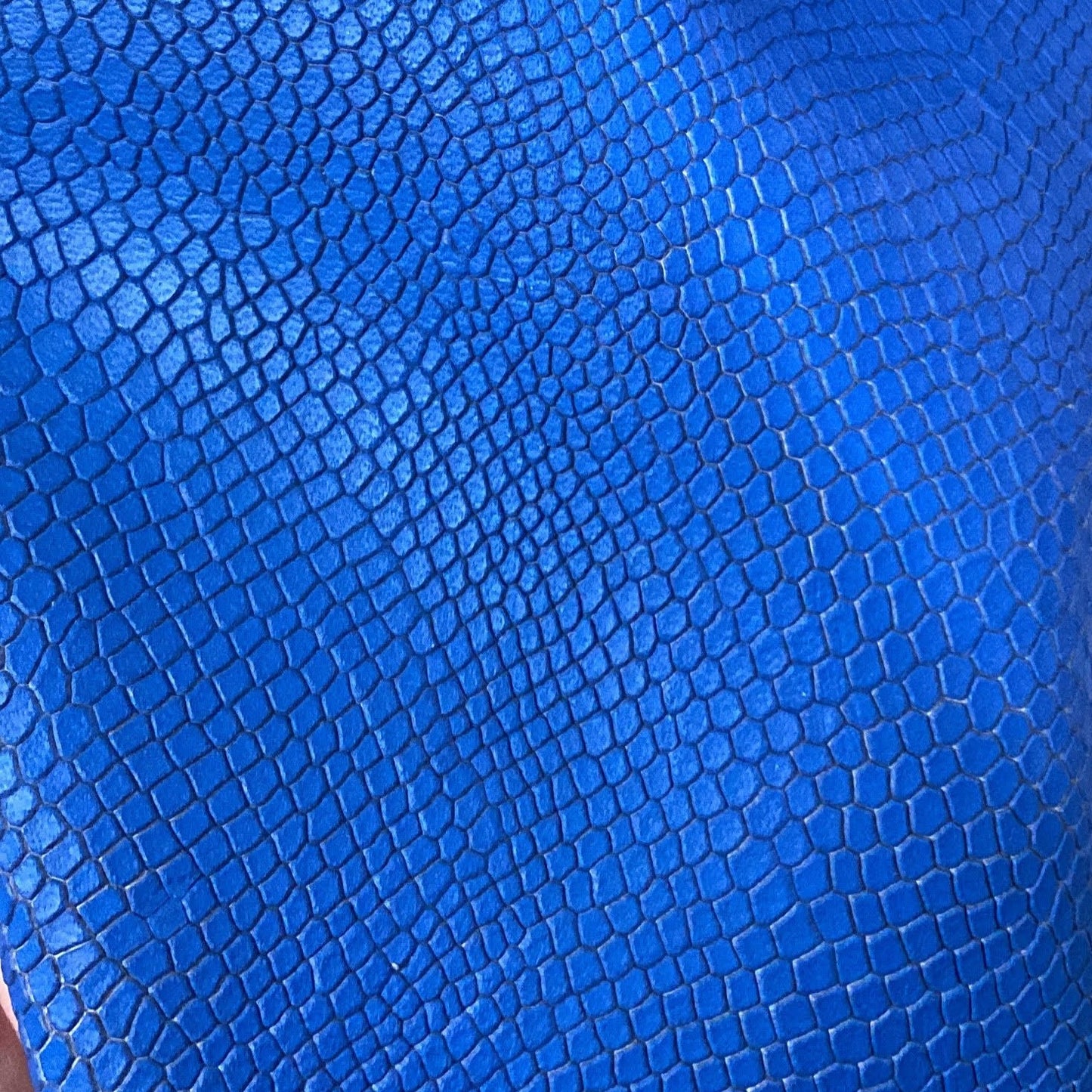 תיק עור קרוקו כחול ים בשילוב ידיות שחור לתליה על הכתף