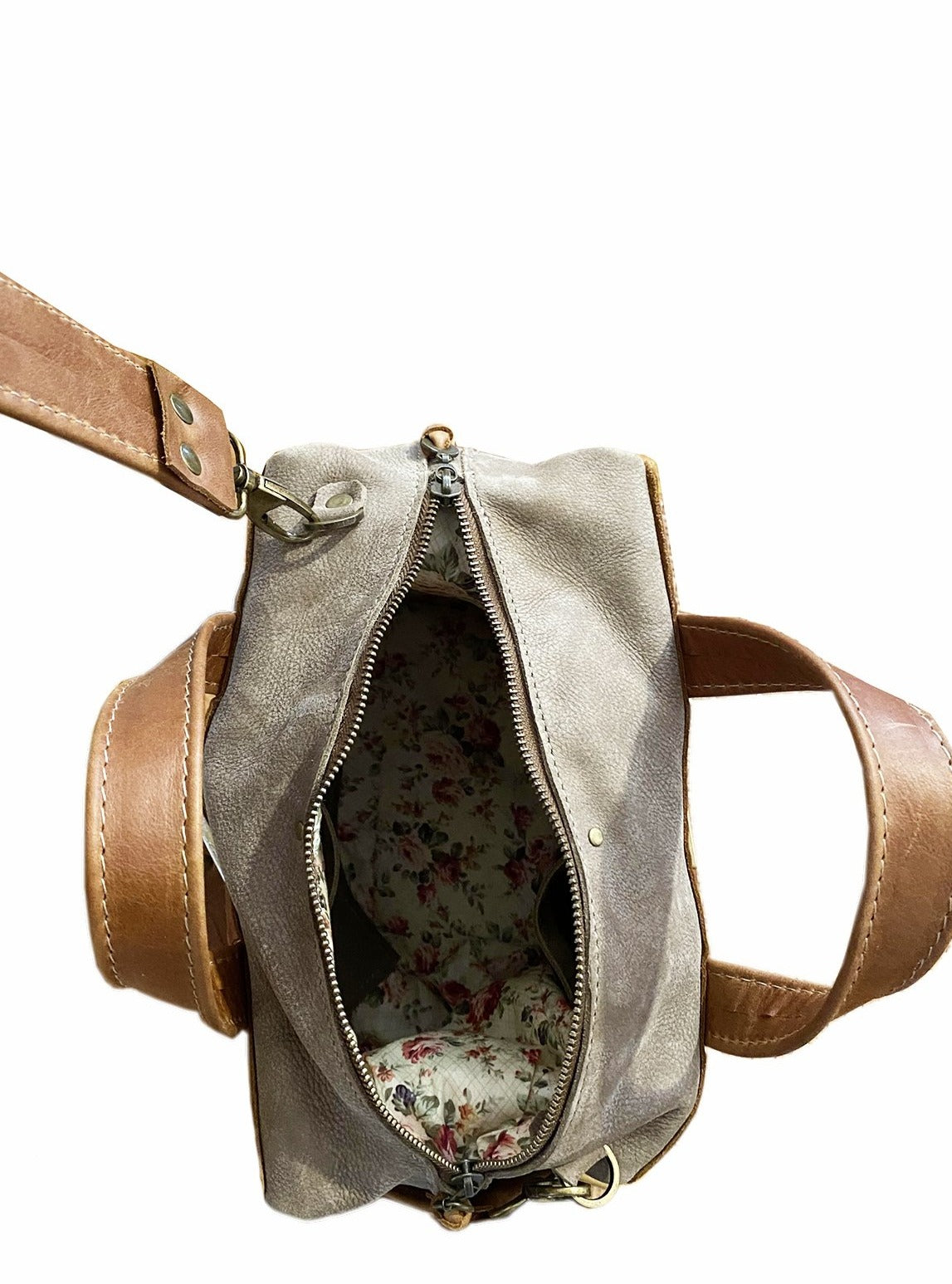 תיק אפור-חאקי בשילוב חום