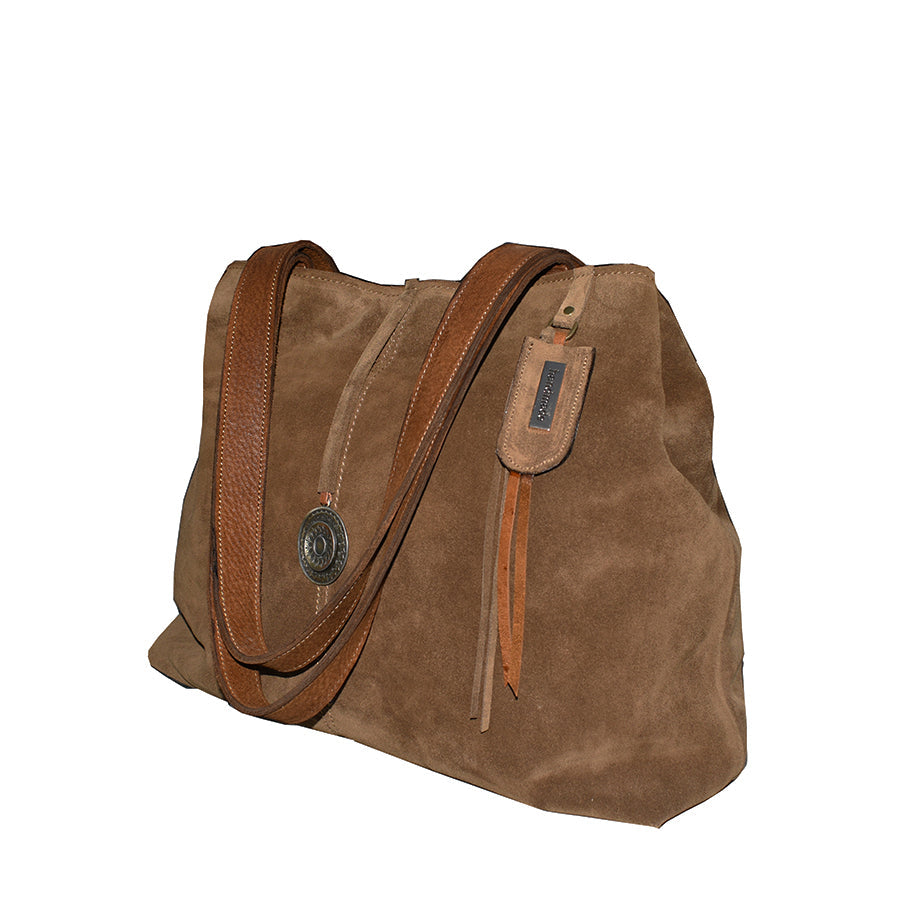 תיק נשיאה מעור זמש חום עדין גדול בשילוב רצועות תליה על הכתף בגוון חום דבש