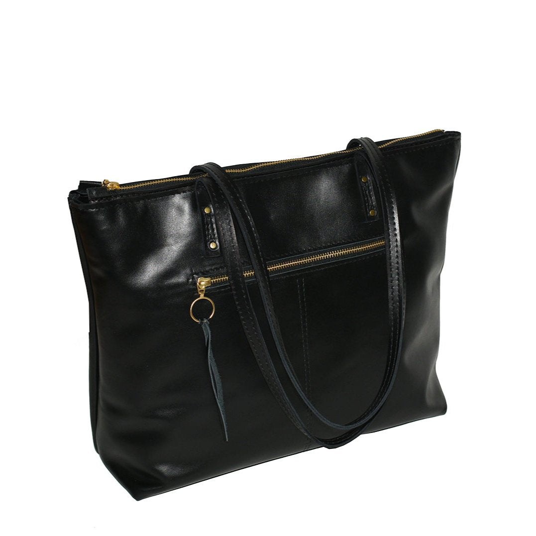 תיק נשיאה שחור גדול ומכיל (TOTE BAG) במראה מט עם רצועות עור רחבות לתליה על הכתף