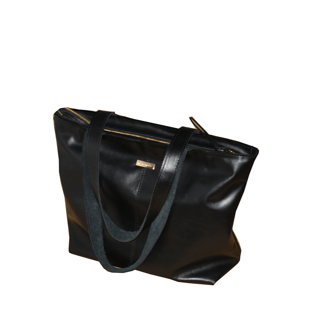 תיק נשיאה שחור גדול ומכיל (TOTE BAG) במראה מט עם רצועות עור רחבות לתליה על הכתף