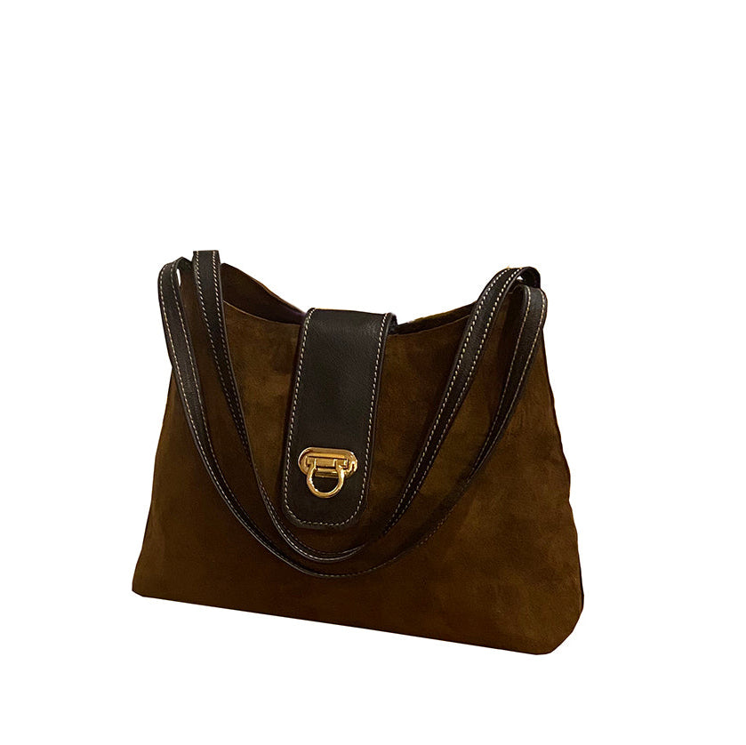 תיק נשיאה מסוגנן מעור זמש חום כהה לתליה על הכתף עם שתי רצועות תליה