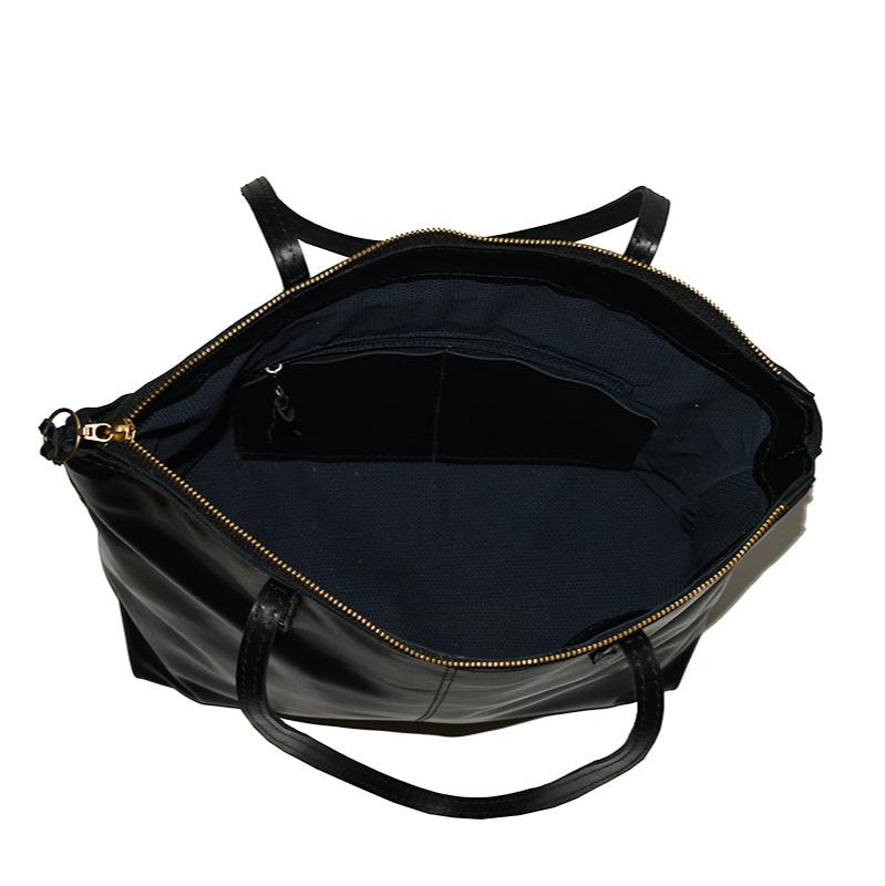 תיק נשיאה שחור גדול ומכיל (TOTE BAG) במראה מט עם רצועות עור רחבות לתליה על הכתף