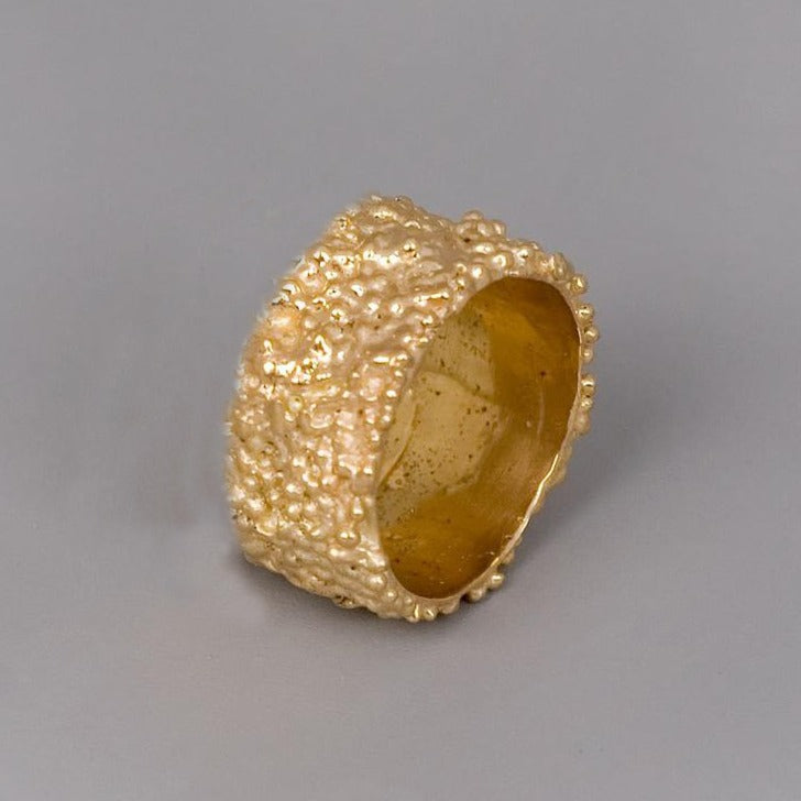 טבעת זהב לבן 14 קראט בטקסטורת בועות