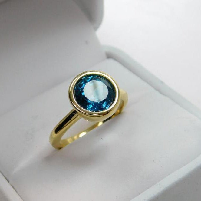 טבעת זהב 14 קראט בשיבוץ טופז לונדון כחול מרהיב